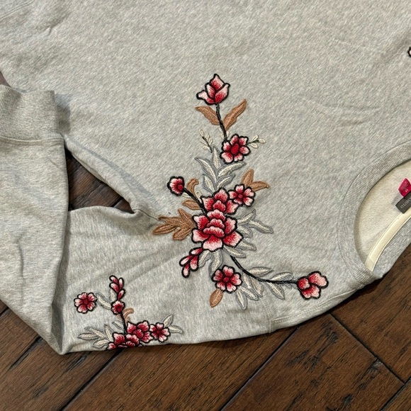 Vince Camuto Gray appliqué flower sweater size Medium - Picture 6 of 8